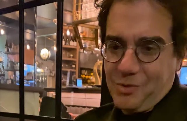Antonio, MD in Paris, discovers Smartlet - Smartlet
