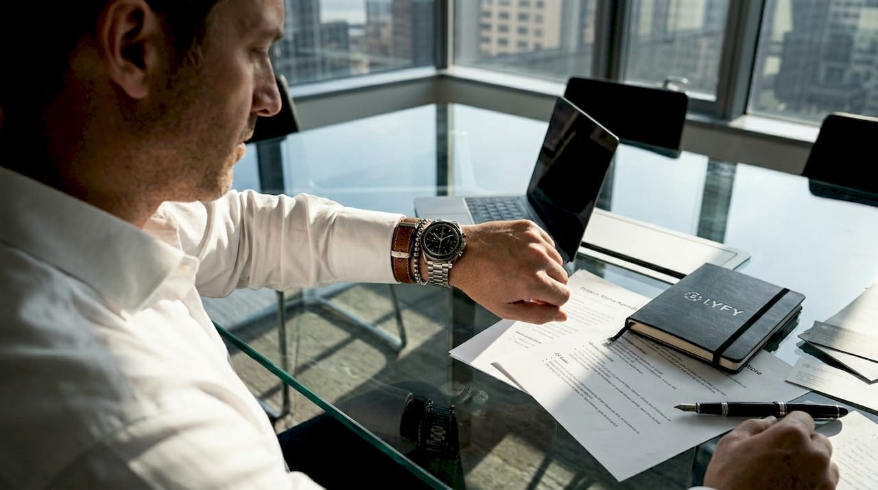 Composing a dual-wear setup: the wrist as a deliberate object - Smartlet
