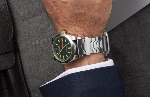 Smartlet Classic worn on wrist with Rolex Submariner and Apple Watch - compatibility with 20mm lug width demonstrated