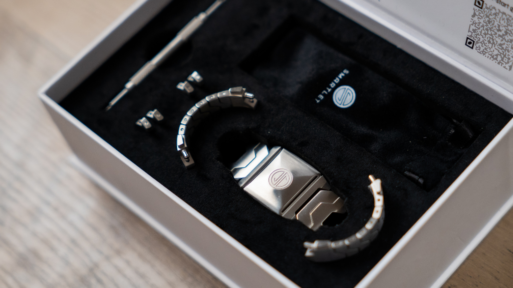 Smartlet Classic unboxing - product packaging for gifting a watch collector