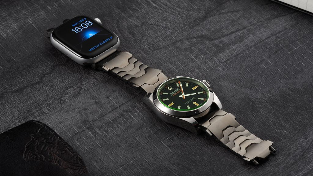手首の上でApple Watchと機械式腕時計を1本のブレスレットに連結し、同時装着した状態